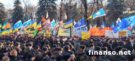 Под стенами Рады собрались тысячи протестующих