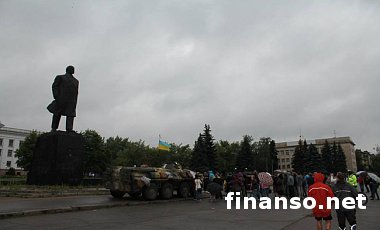 Силовики помешали активистам снести памятник Ленину в Славянске