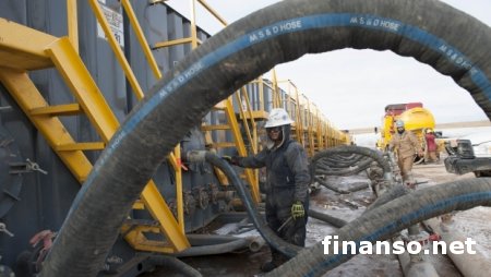 Цены на нефть в мире обвалились до уровня 2009 года