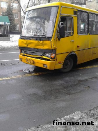 ДТП в Донецке: бронетехника террористов таранит общественный транспорт