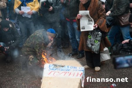 Под консульством в Одессе активисты "сожгли" Путина