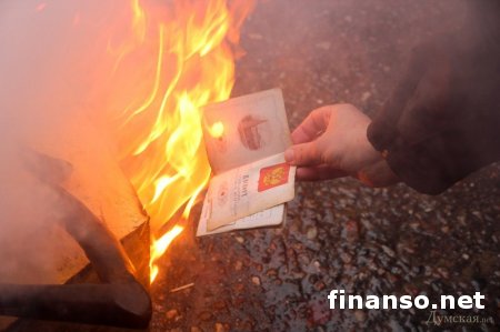 Под консульством в Одессе активисты "сожгли" Путина