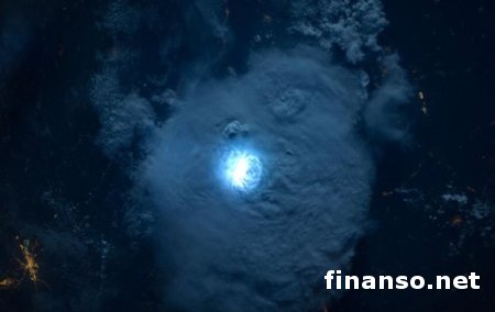 Астронавты показали миру молнию из космоса