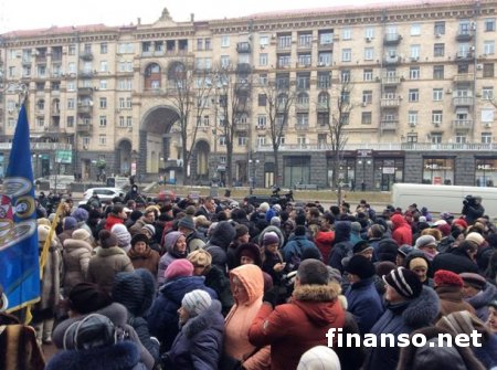 В Киеве митингующие перекрыли центральную улицу Крещатик