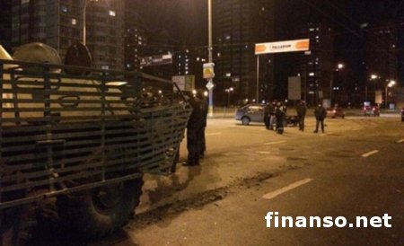 В центре Киева БТР столкнулся с двумя автомобилями
