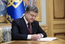 Порошенко увеличил денежную помощь милиционерам