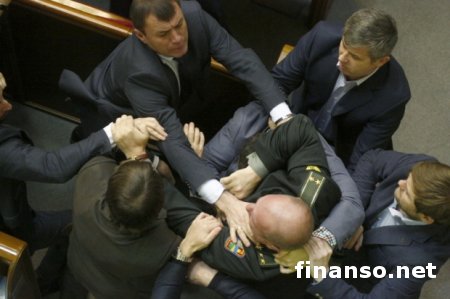 После закрытия Рады Ляшко, Мельничук и другие нардепы продолжили потасовку