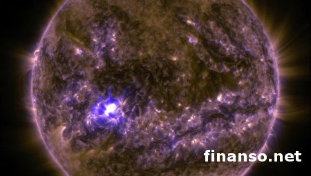 NASA зафиксировало на Солнце мощную вспышку класса Х2.2