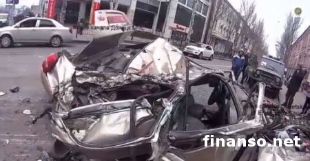 В центре Донецка танк ДНР раздавил автомобиль с людьми – СМИ