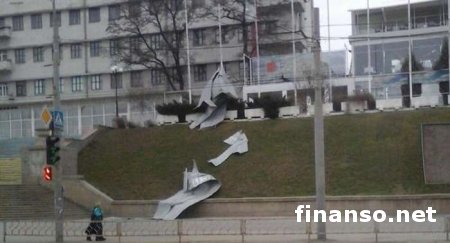 Свирепый ураган в Харькове: вырваны деревья, сорваны крыши, оборваны линии электропередач