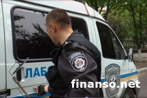 У здания банка в Киеве нашли и обезвредили подозрительный, похожий на бомбу предмет