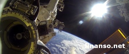 Астронавты NASA сделали уникальное селфи на фоне Земли