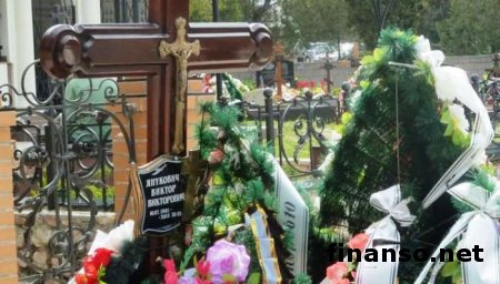 В Крыму на могиле младшего сына Януковича появилась надгробная табличка с надписью