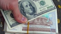 В Республике Узбекистан искусственно снижают доллар на черном рынке 
