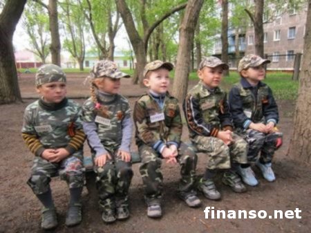 Ко Дню победы школьников в Горловке одели в форму «Беркута»