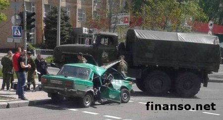 В центре Донецка боевики на «Урале» раздавили легковой автомобиль с людьми, есть жертвы