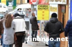 НБУ ослабил курс нацвалюты к доллару США