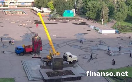 «Правый сектор» демонтировал памятник Ленину в Славянске – МВД