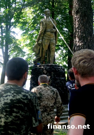 ДУК ПС снес памятник Дзержинскому в Ровенской области