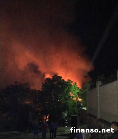 Ночью горел элитный район Киева