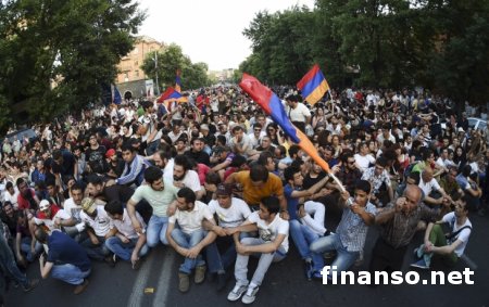 Майдан в Ереване: митингующие отказались выполнять требования полиции