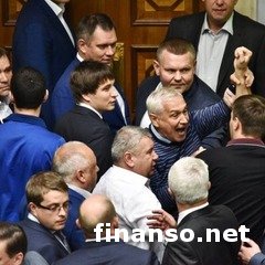 Драка в Раде: Парасюк и Насиров подрались после голосования за Конституцию