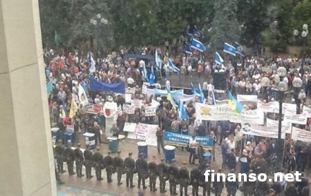 Под зданием Верховной Рады Украины проходит сразу два митинга