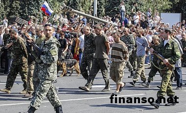 Террористы собираются провести постановочный  парад военнопленных