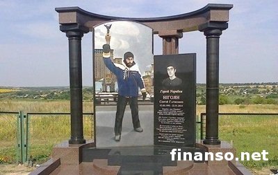 Неизвестные осквернили могилу героя Небесной сотни Сергея Нигояна