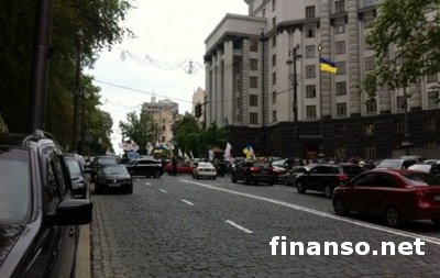 В Киеве под зданием правительства проходят два митинга, перекрыто движение транспорта