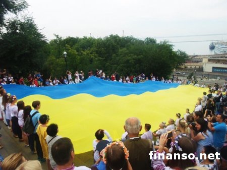 В Одессе на Потемкинской лестнице развернули 24-метровый флаг Украины