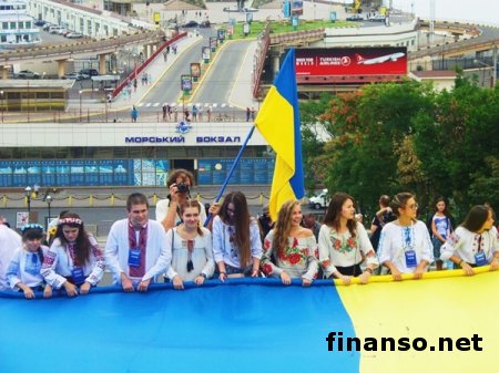 В Одессе на Потемкинской лестнице развернули 24-метровый флаг Украины