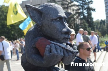 В Запорожье появился памятник Путину, оплакивающему «русскоязычного снегиря»