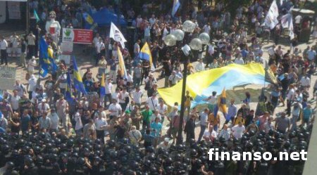 Умер один из пострадавших под Радой правоохранителей – Кличко