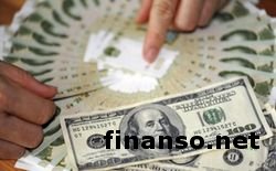 Рубль начал неделю падением на 110 копеек относительно доллара 