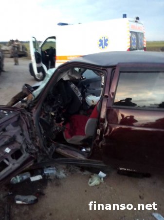 ДТП на Донбассе: военный БТР смял в лепешку легковушку, есть жертвы