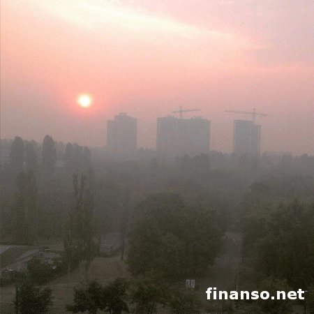 Под Киевом масштабный пожар, весь город затянуло едким дымом