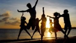 Ученые определили самый счастливый возраст людей - 20 и 80 лет