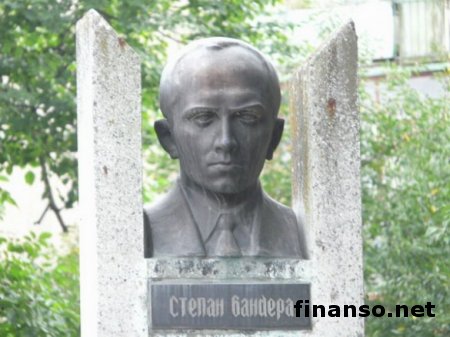 Неизвестные похитили скульптуру Бандеры во Львове