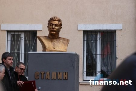 В Луганске сепаратисты установили бюст лидера СССР Сталина