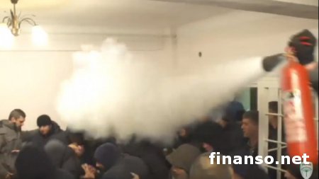 Драка в суде по Корбану: титушек «гасили» из огнетушителя