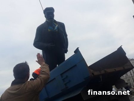 Ленинопад в Украине: в стране демонтировано более 800 памятников