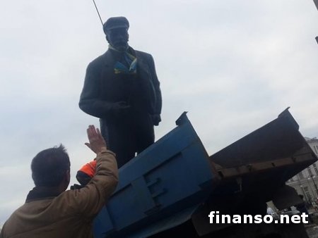 Ленинопад в Украине: в стране демонтировано более 800 памятников