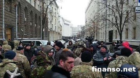 Возле АП бойцы «Донбасса» требуют наказания виновных в трагедии под Иловайском