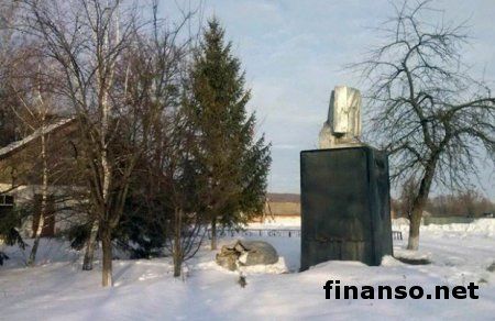 Декоммунизация в Украине: на Полтавщине демонтируют советские памятники