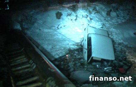 В Харькове авто упало в речку, погиб водитель