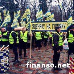 Митинг под Радой: активисты требуют отставки Кабмина