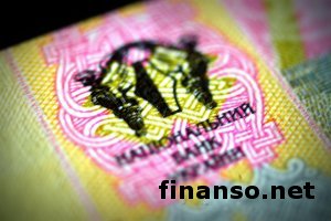 Курсы валют в Украине: НБУ опустил гривну к рекордным 27,23 за доллар