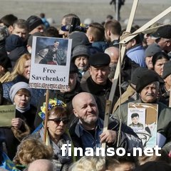 В Киеве посольство РФ забросали яйцами и «повесили Путина»