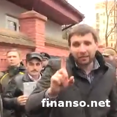 Парасюк сорвал и надругался над флагом РФ во Львове, опубликовано видео